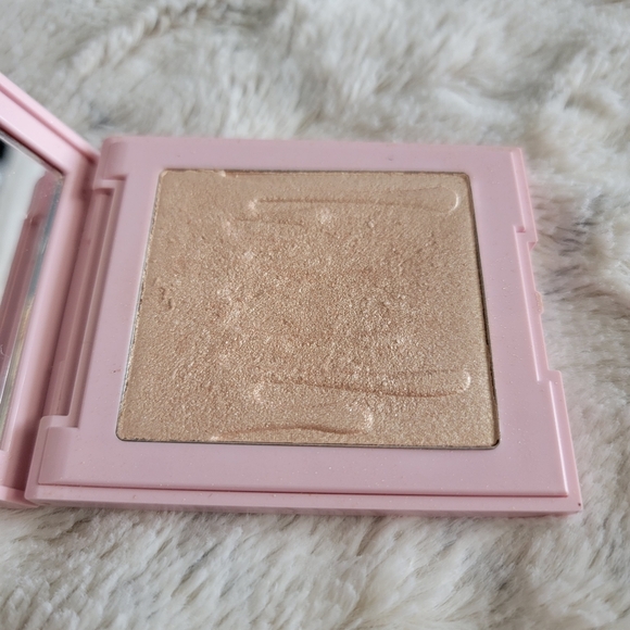 Sunday Brunch Pressed Powder Highlighter - Kylie Cosmetics - Picture 6 of 13